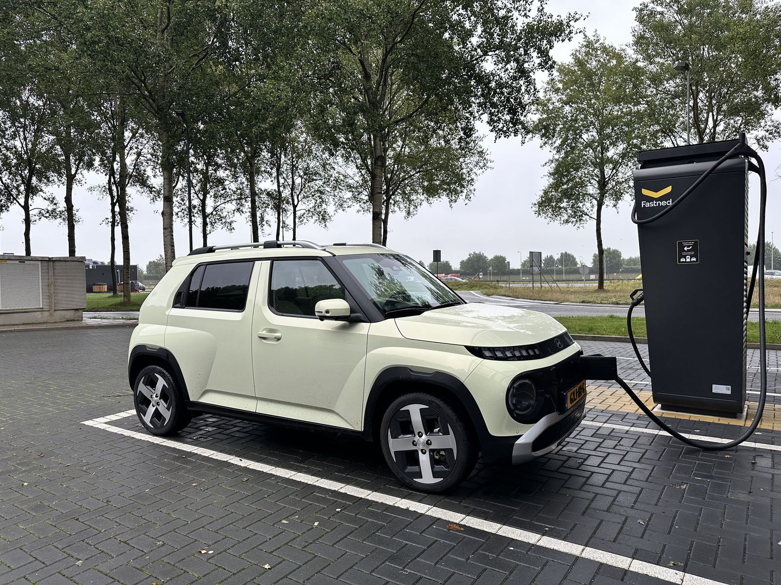 Elektrische auto aan de snellader